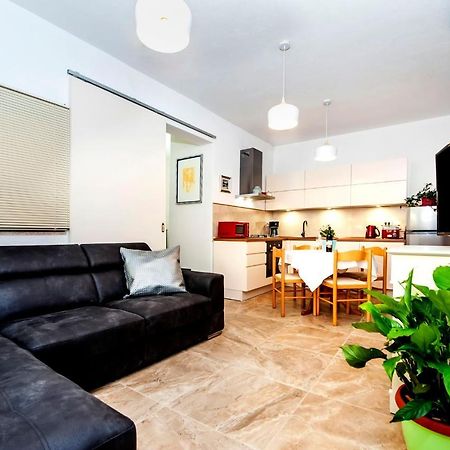 Apartments Karmen Ровин Екстериор снимка