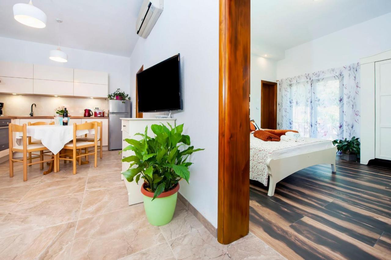 Apartments Karmen Ровин Екстериор снимка