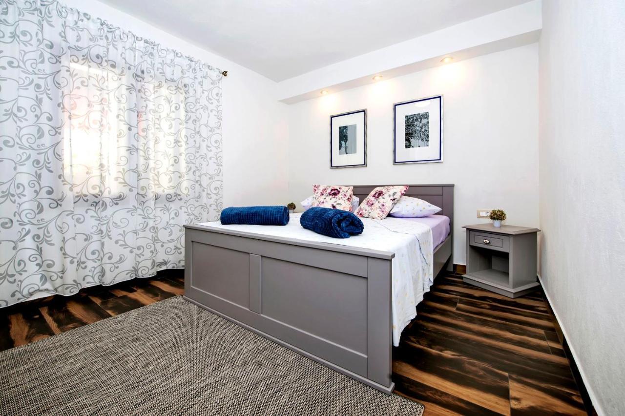 Apartments Karmen Ровин Екстериор снимка