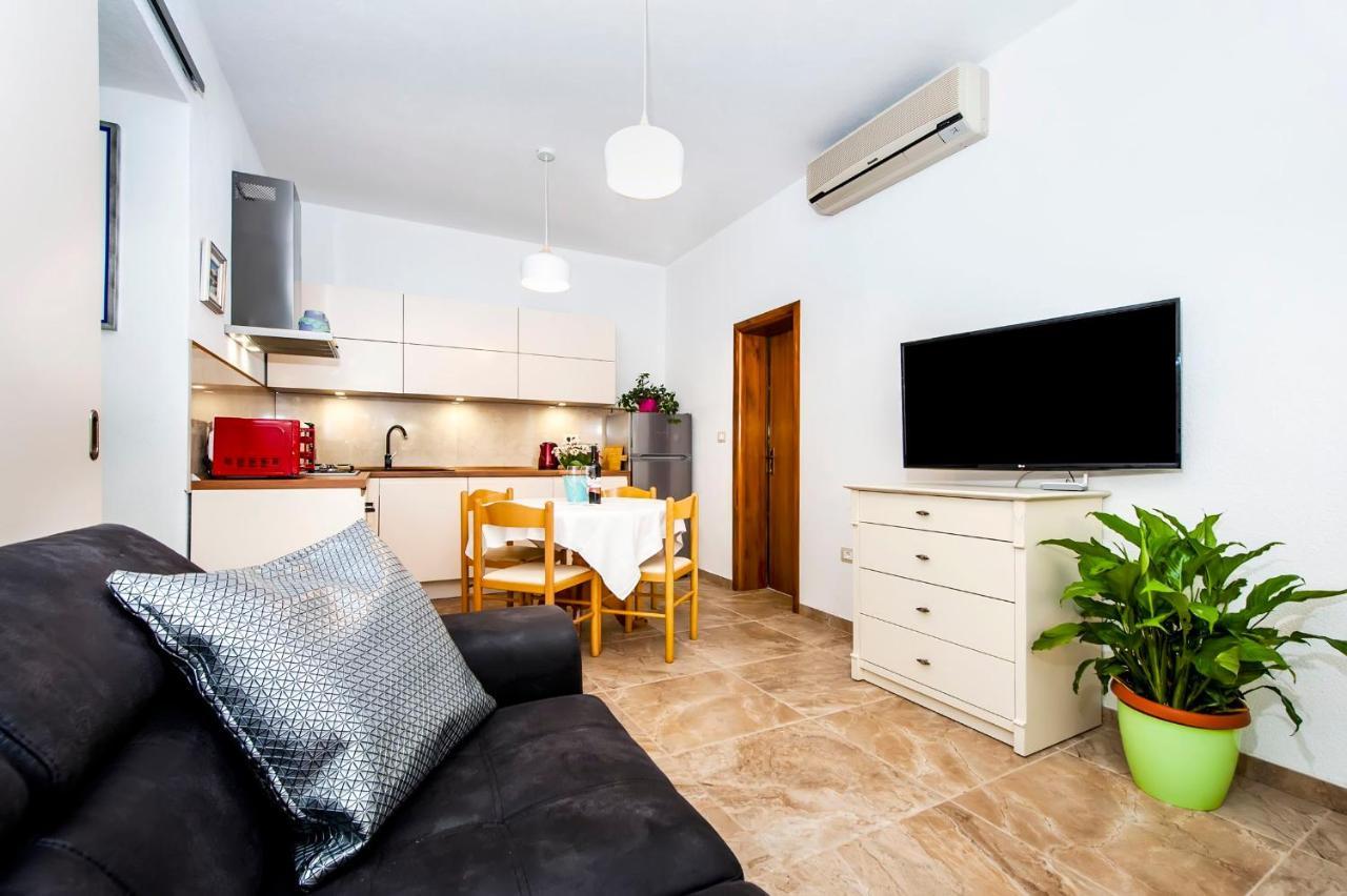 Apartments Karmen Ровин Екстериор снимка