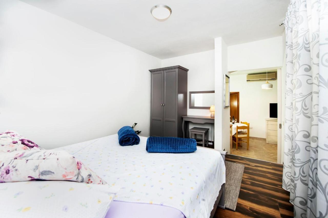 Apartments Karmen Ровин Екстериор снимка
