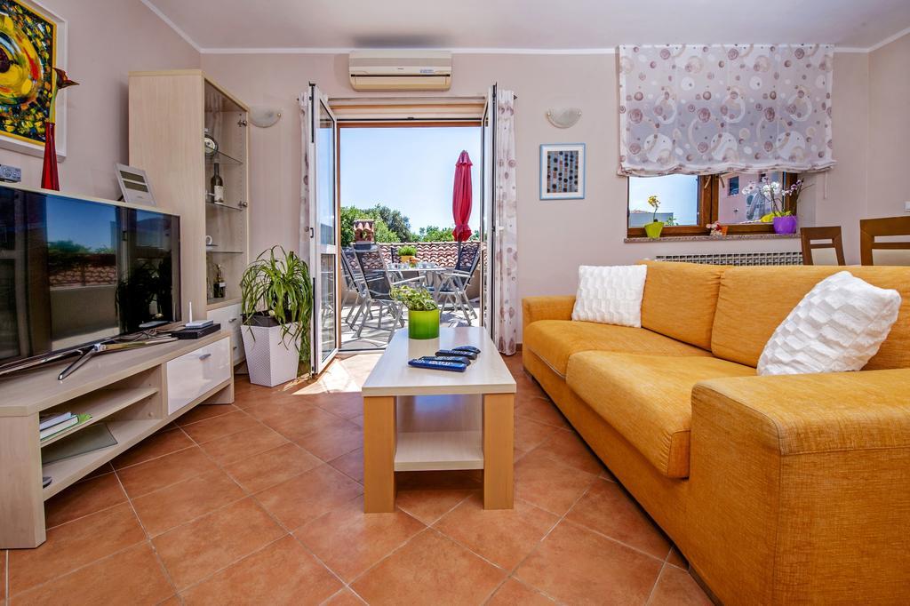 Apartments Karmen Ровин Екстериор снимка