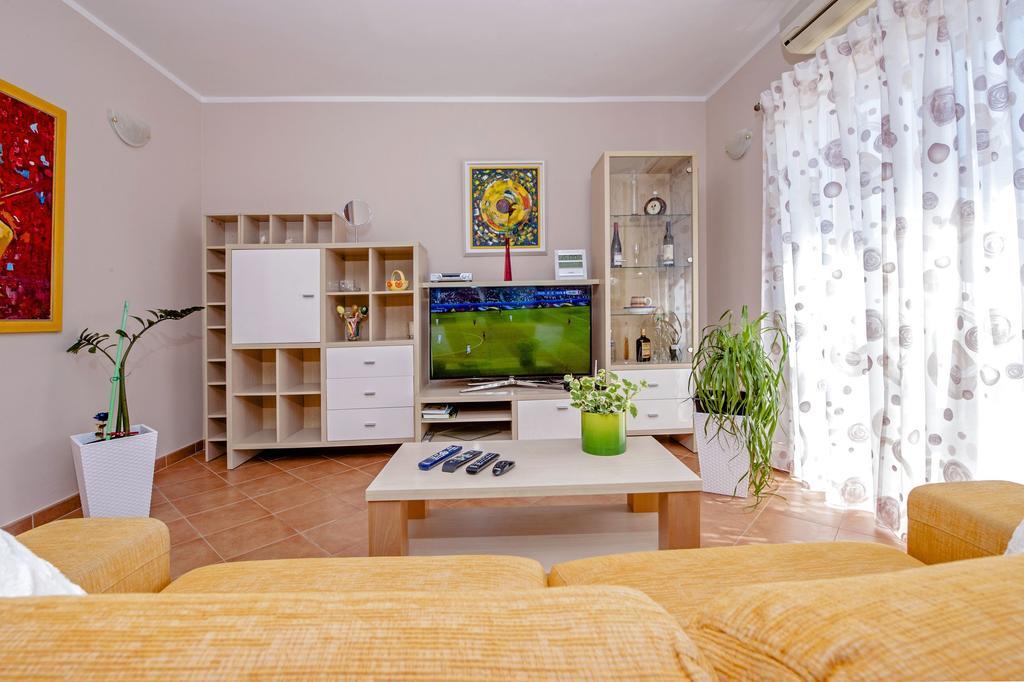 Apartments Karmen Ровин Екстериор снимка
