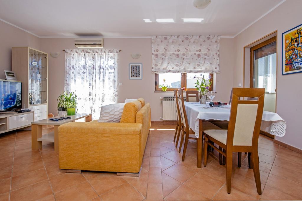 Apartments Karmen Ровин Екстериор снимка