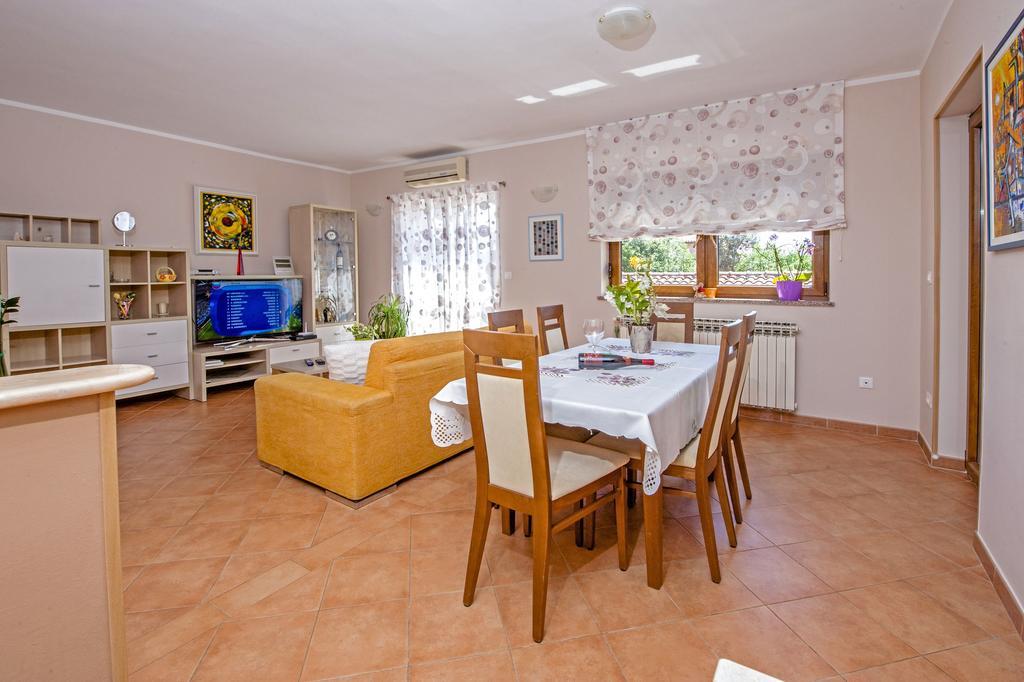 Apartments Karmen Ровин Екстериор снимка