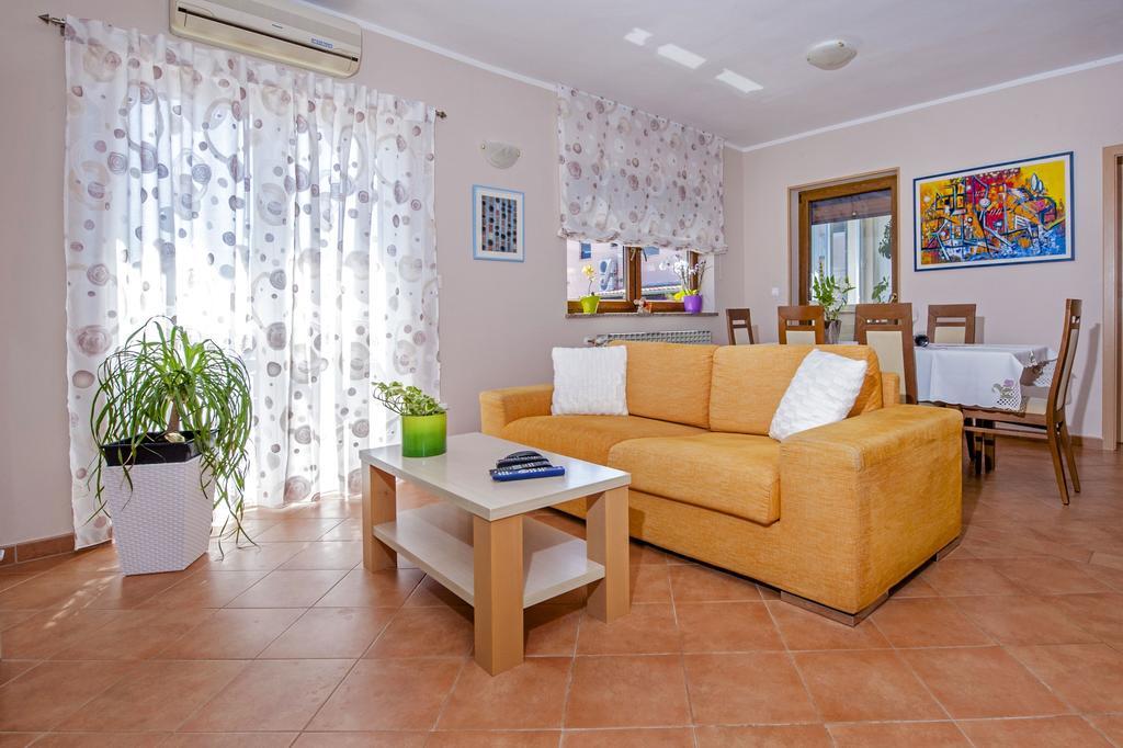 Apartments Karmen Ровин Екстериор снимка