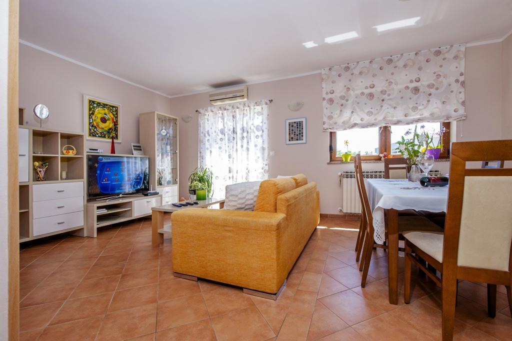 Apartments Karmen Ровин Екстериор снимка