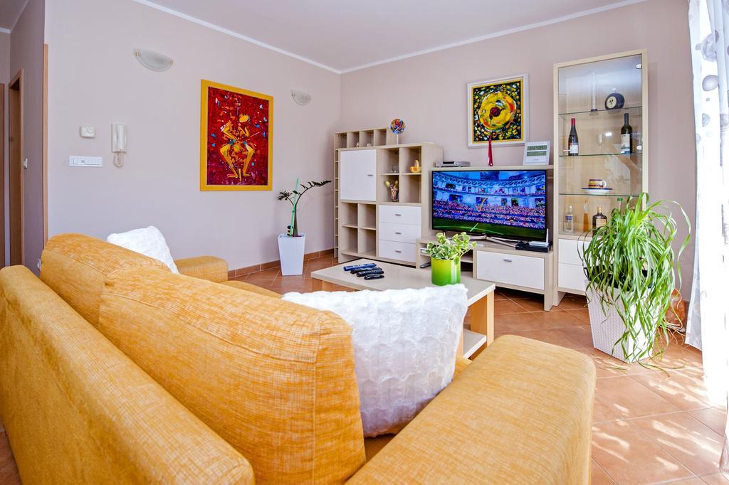 Apartments Karmen Ровин Екстериор снимка