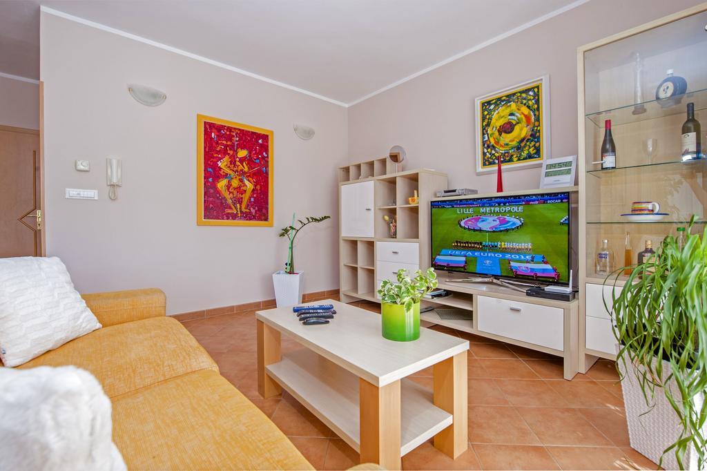 Apartments Karmen Ровин Екстериор снимка