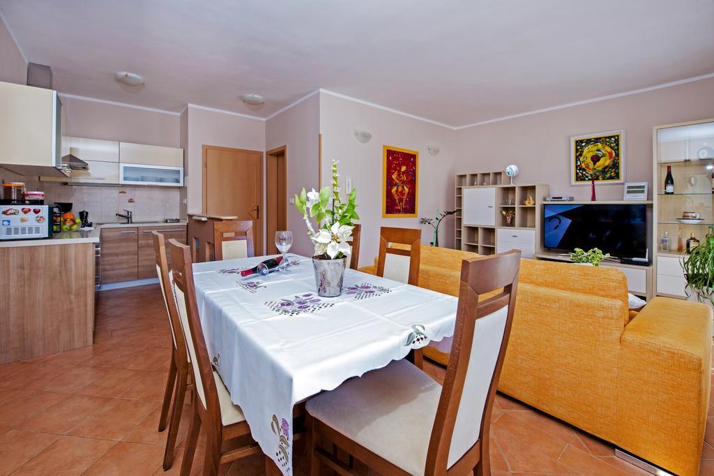 Apartments Karmen Ровин Екстериор снимка