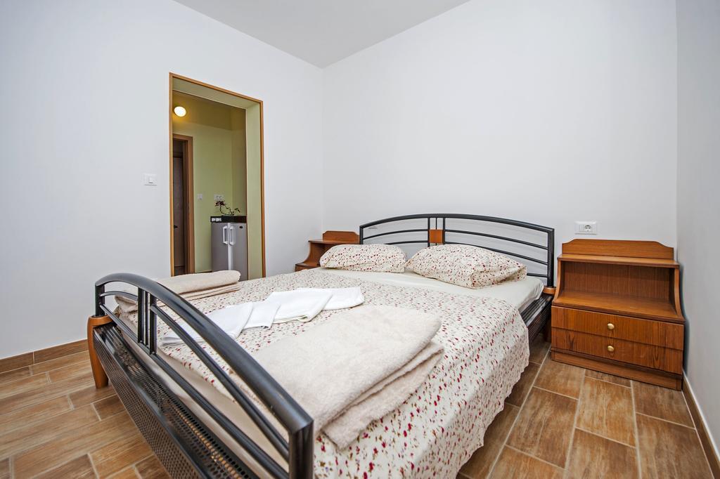 Apartments Karmen Ровин Екстериор снимка