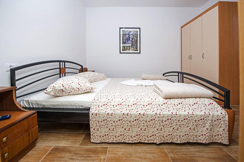 Apartments Karmen Ровин Екстериор снимка