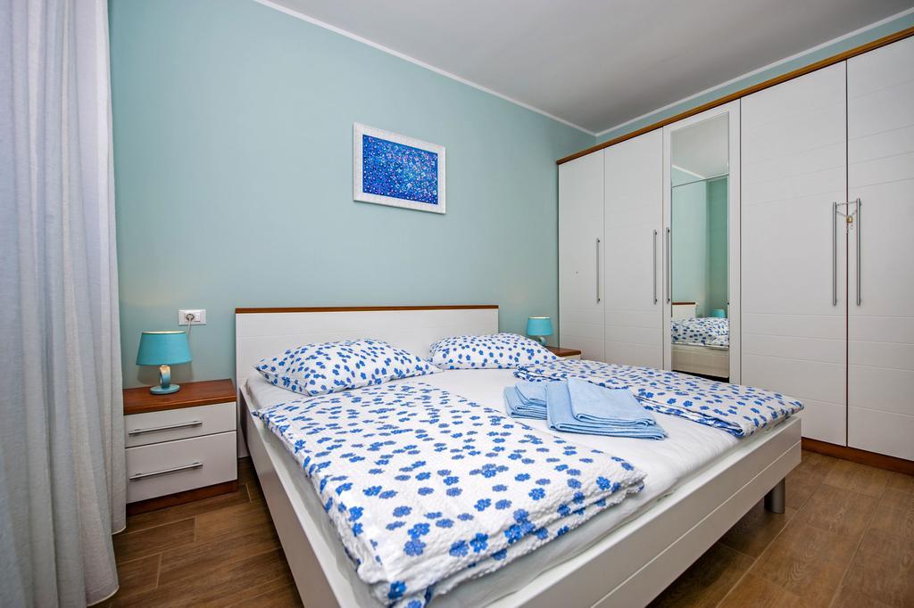 Apartments Karmen Ровин Екстериор снимка