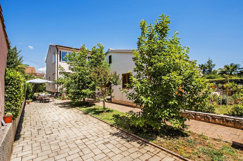 Apartments Karmen Ровин Екстериор снимка