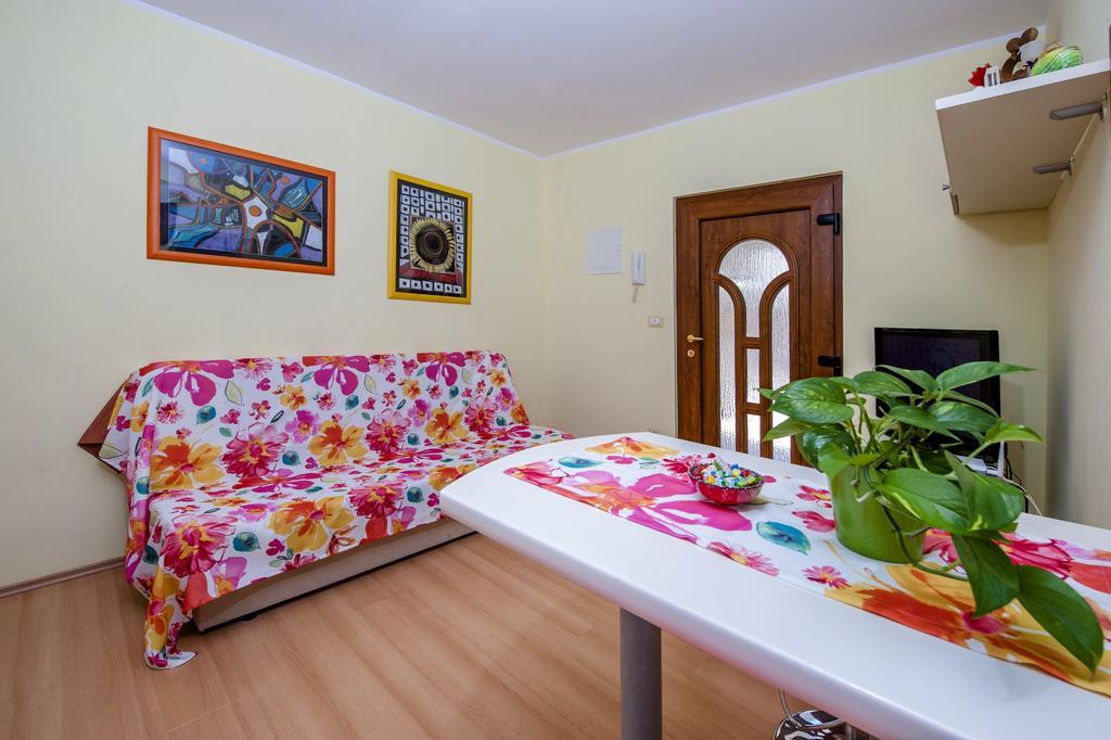 Apartments Karmen Ровин Екстериор снимка