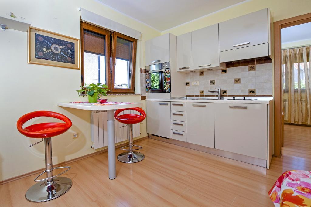 Apartments Karmen Ровин Екстериор снимка
