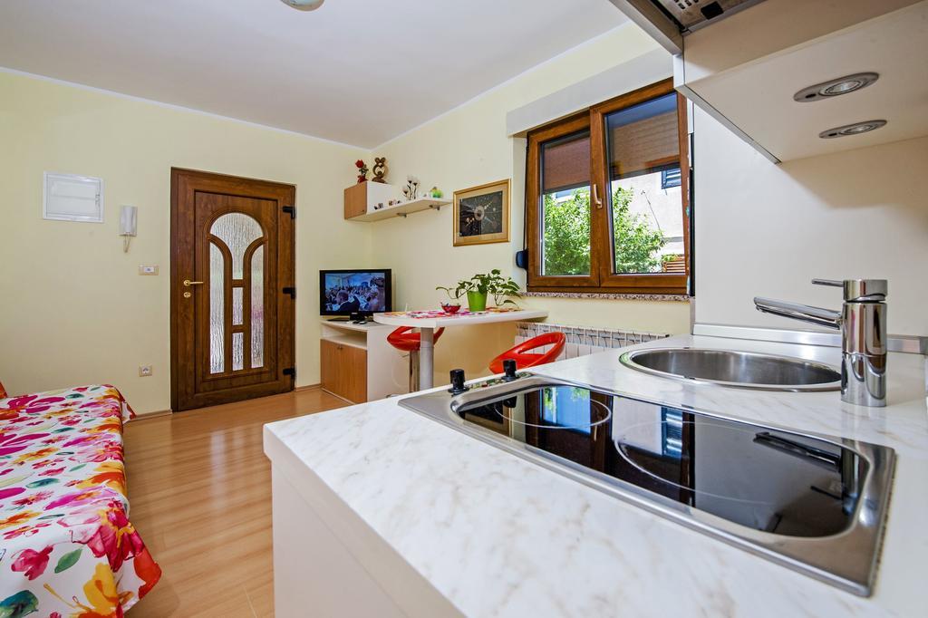 Apartments Karmen Ровин Екстериор снимка