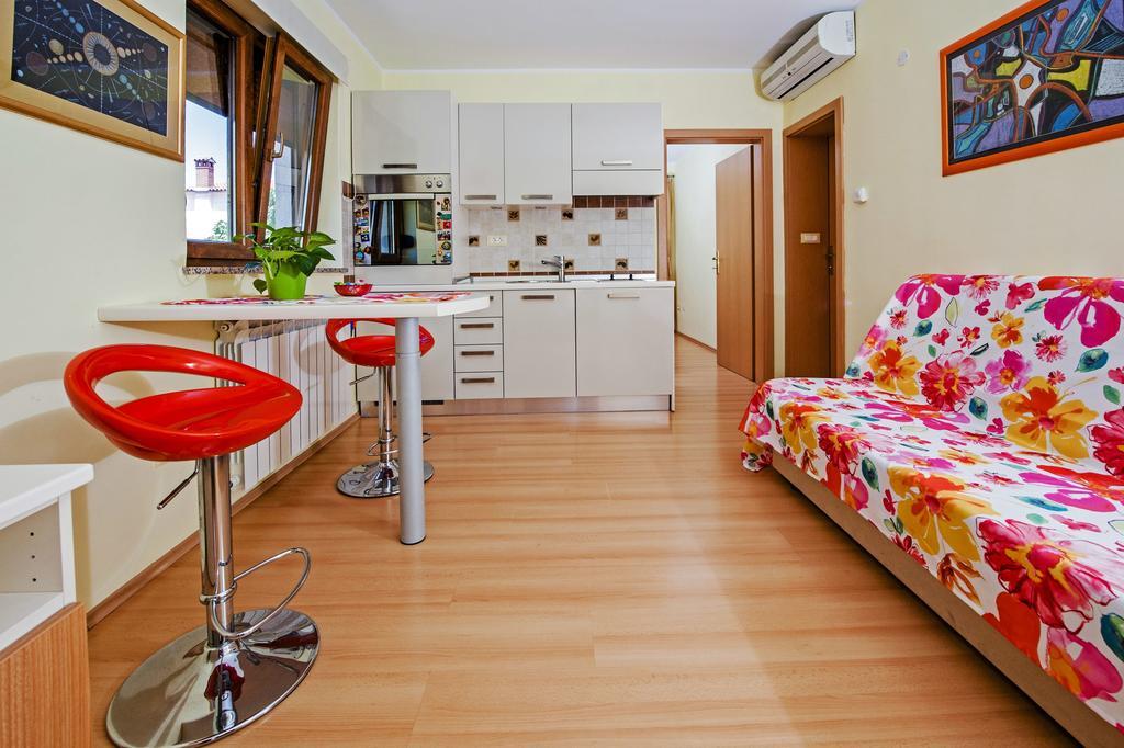 Apartments Karmen Ровин Екстериор снимка