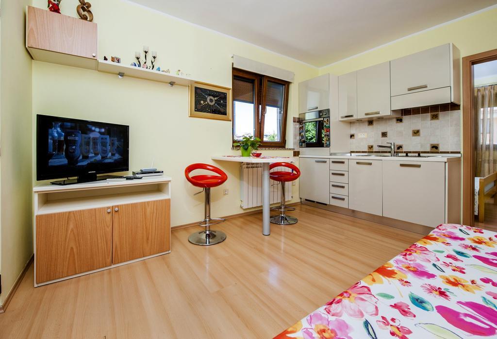 Apartments Karmen Ровин Екстериор снимка