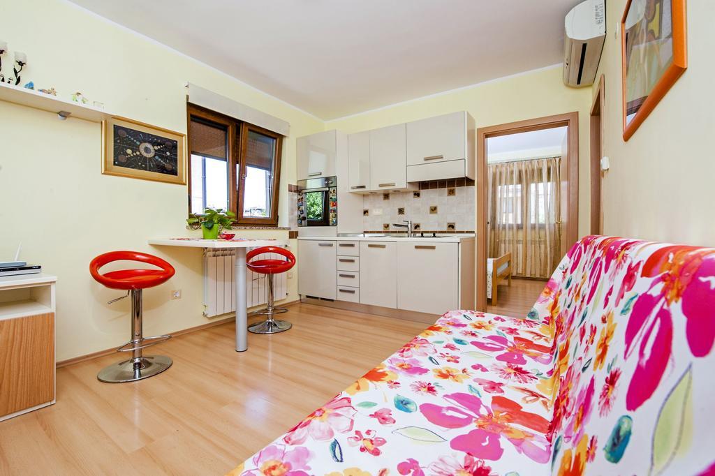 Apartments Karmen Ровин Екстериор снимка