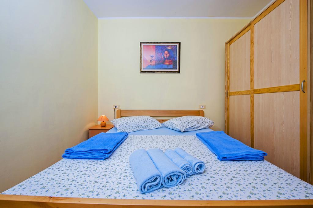 Apartments Karmen Ровин Екстериор снимка